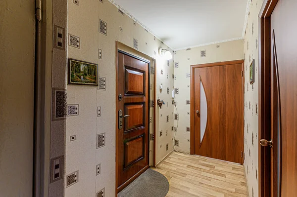 ロシア モスクワ 2020年4月15日 インテリアルームアパート現代明るい居心地の良い雰囲気 掃除や家の装飾家の販売の準備 部屋のドア修理廊下 — ストック写真