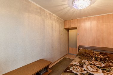 Rusya, Moskova... 15 Nisan 2020: İç mekan dairesi modern, parlak, rahat atmosfer. Genel temizlik, ev dekorasyonu, satılık ev hazırlığı.