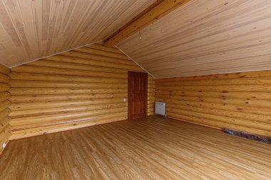 Rusya, Moskova... 15 Nisan 2020: İç mekan dairesi modern, parlak, rahat atmosfer. Genel temizlik, ev dekorasyonu, satılık ev hazırlığı, ahşap kır evi.