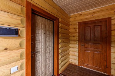 Rusya, Moskova... 15 Nisan 2020: İç mekan dairesi modern, parlak, rahat atmosfer. Genel temizlik, ev dekorasyonu, satılık ev hazırlığı, ahşap kır evi.