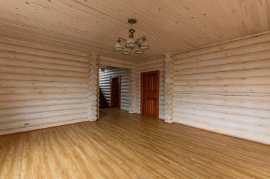 Rusya, Moskova... 15 Nisan 2020: İç mekan dairesi modern, parlak, rahat atmosfer. Genel temizlik, ev dekorasyonu, satılık ev hazırlığı, ahşap kır evi.