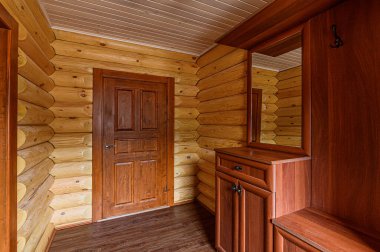 Rusya, Moskova... 15 Nisan 2020: İç mekan dairesi modern, parlak, rahat atmosfer. Genel temizlik, ev dekorasyonu, satılık ev hazırlığı, ahşap kır evi.