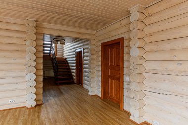 Rusya, Moskova... 15 Nisan 2020: İç mekan dairesi modern, parlak, rahat atmosfer. Genel temizlik, ev dekorasyonu, satılık ev hazırlığı, ahşap kır evi.