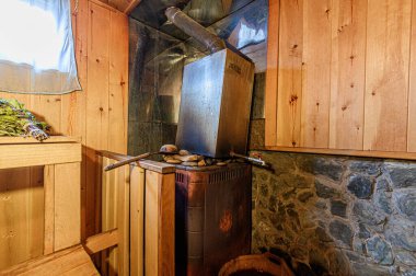 Rusya, Moskova... 15 Nisan 2020: İç mekan dairesi modern, parlak, rahat atmosfer. Tahta banyo, sauna saunası.