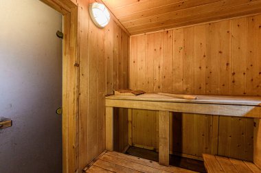 Rusya, Moskova... 15 Nisan 2020: İç mekan dairesi modern, parlak, rahat atmosfer. Tahta banyo, sauna saunası.