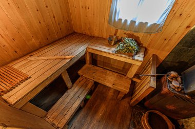Rusya, Moskova... 15 Nisan 2020: İç mekan dairesi modern, parlak, rahat atmosfer. Tahta banyo, sauna saunası.