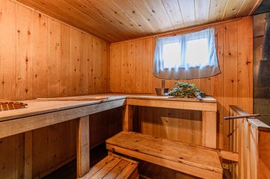 Rusya, Moskova... 15 Nisan 2020: İç mekan dairesi modern, parlak, rahat atmosfer. Tahta banyo, sauna saunası.