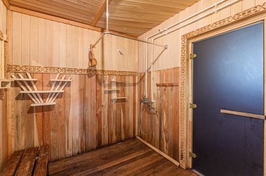 Rusya, Moskova... 15 Nisan 2020: İç mekan dairesi modern, parlak, rahat atmosfer. Tahta banyo, sauna saunası.