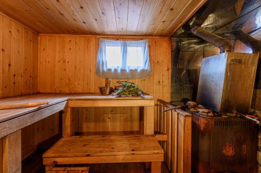 Rusya, Moskova... 15 Nisan 2020: İç mekan dairesi modern, parlak, rahat atmosfer. Tahta banyo, sauna saunası.