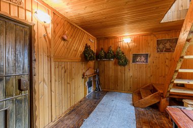 Rusya, Moskova... 15 Nisan 2020: İç mekan dairesi modern, parlak, rahat atmosfer. Tahta banyo, sauna saunası.