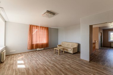 Rusya, Moskova... 15 Nisan 2020: İç mekan dairesi modern, parlak, rahat atmosfer. Genel temizlik, ev dekorasyonu, satılık ev hazırlığı.