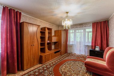 Rusya, Moskova... 15 Nisan 2020: İç mekan dairesi modern, parlak, rahat atmosfer. Genel temizlik, ev dekorasyonu, satılık ev hazırlığı.