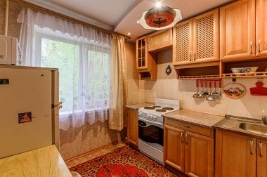 Rusya, Moskova... 15 Nisan 2020: İç mekan dairesi modern, parlak, rahat atmosfer. Genel temizlik, ev dekorasyonu, satılık ev hazırlığı. Mutfak, yemek alanı.