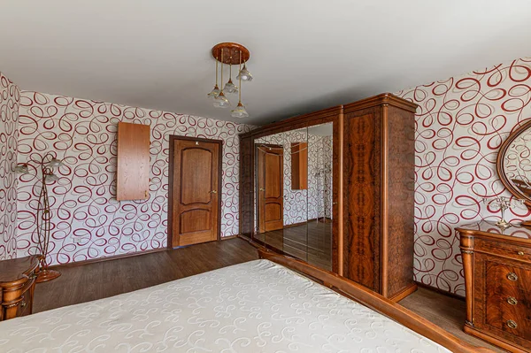 ロシア モスクワ 2020年4月15日 インテリアルームアパート現代明るい居心地の良い雰囲気 掃除や家の装飾家の販売の準備 ベッド付きのベッドルーム — ストック写真