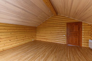 Rusya, Moskova... 15 Nisan 2020: İç mekan dairesi modern, parlak, rahat atmosfer. Genel temizlik, ev dekorasyonu, satılık ev hazırlığı, ahşap kır evi.