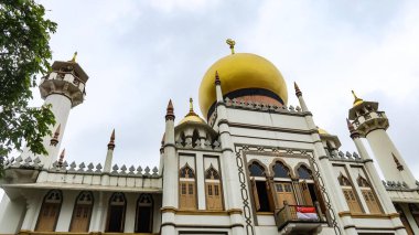 Sultan Camii, Muscat Caddesi, Singapur - 15 Ağustos 2025: Kültürel görünüşü ve altın kubbesi olan Müslüman dini bir bina bulutlu bir günde ele geçirildi