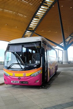 Hong KongZhuhaiMacau Köprüsü (HZMB) Hong Kong Limanı - 17 Mayıs 2025: Sınır ötesinden Çin 'e giden otobüs durağına gündüz vakti fotokopi çekilen otobüs durağı.