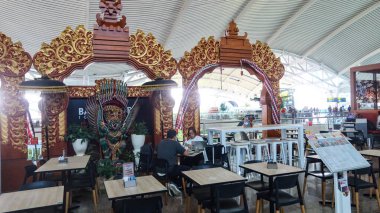 Ben Gusti Ngurah Rai Uluslararası Havalimanı, Bali, Endonezya - 20 Ağustos 2025: dini madalyalı yerel bir kültür restoranı