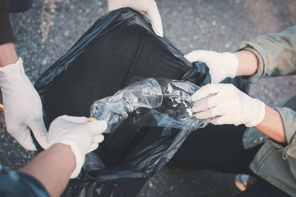 Ludzką Ręką Zbierając Puste Butelki Plastikowe Terenie Parku Koncepcja Wolontariuszy — Zdjęcie stockowe