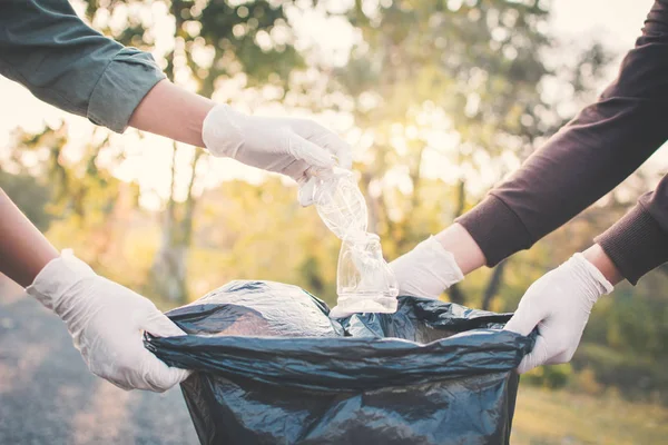 Ludzką Ręką Zbierając Plastik Worka Bin Park Koncepcja Wolontariuszy — Zdjęcie stockowe