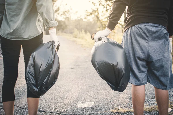 Ludzką Ręką Trzyma Worek Bin Zbierając Plastik Park Koncepcja Wolontariuszy — Zdjęcie stockowe