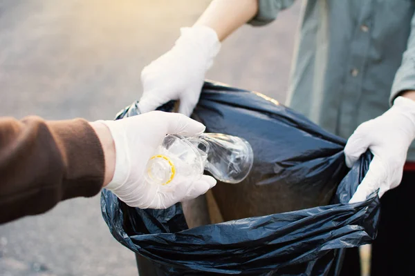Ludzką Ręką Zbierając Puste Butelki Plastikowe Terenie Parku Koncepcja Wolontariuszy — Zdjęcie stockowe