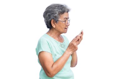 Beyaz arka plan üzerinde izole smartphone kullanan yaşlı kadın.