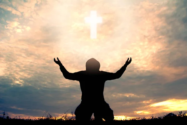 Silueta Hombre Orando Con Cruz Durante Puesta Del Sol Cielo —  Fotos de Stock