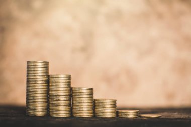 Ahşap arka plan, ekonomik büyüme kavramı üzerinde paralar.