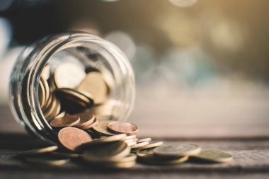 Cam kavanoz doğa bokeh arka plan, renk vintage tarzı seçici ve yumuşak odak tablo üzerinde paralar