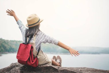 An tatil kavramı, vintage sesi seçici ve yumuşak odak rengini vaktinizi Asyalı kız backpacker doğada, rahatlatıcı