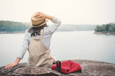 An tatil kavramı, vintage sesi seçici ve yumuşak odak rengini vaktinizi Asyalı kız backpacker doğada, rahatlatıcı