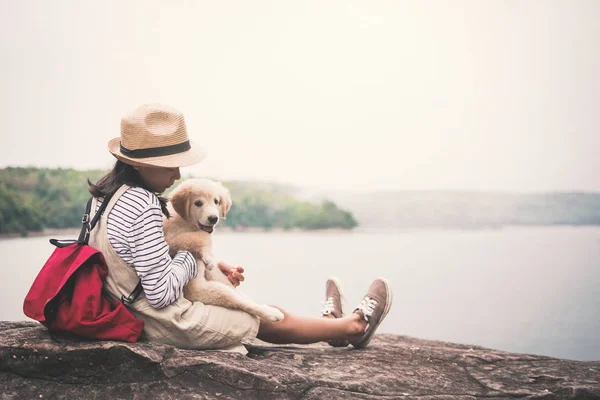 Menina Feliz Brincando Com Pouco Cão Fundo Natureza Viajar Cor — Fotografia de Stock