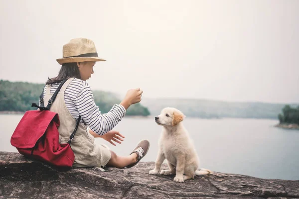 Chica Feliz Jugando Con Perrito Fondo Naturaleza Viajar Color Vacaciones — Foto de Stock