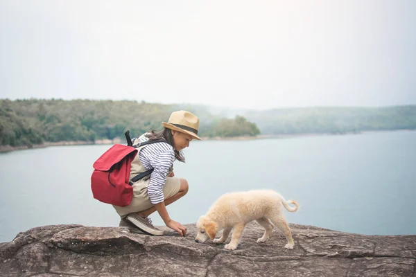 Chica Feliz Jugando Con Perrito Fondo Naturaleza Viajar Color Vacaciones — Foto de Stock