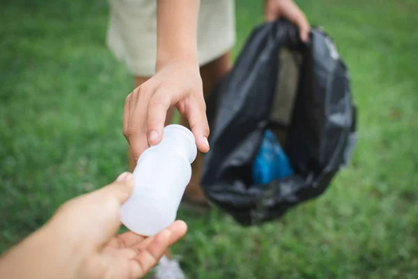 Ludzką Ręką Zbierając Plastik Worka Bin Park Koncepcja Wolontariuszy — Zdjęcie stockowe