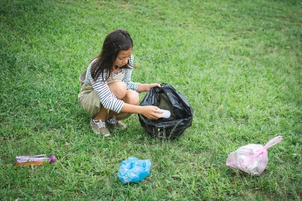 Ładna Dziewczyna Zbierając Plastik Worka Bin Park Koncepcja Wolontariuszy — Zdjęcie stockowe