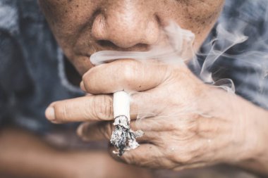 Yaşlı kadın Sigara İçilmeyen