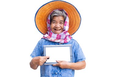 Tablet kullanarak mutlu yaşlı kadın çiftçi ve beyaz bir arka plan üzerinde neşeli