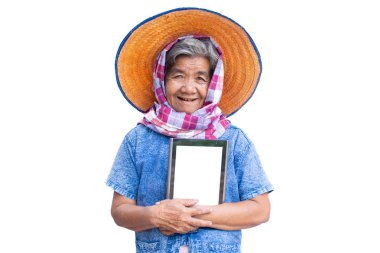 Tablet kullanarak mutlu yaşlı kadın çiftçi ve beyaz bir arka plan üzerinde neşeli