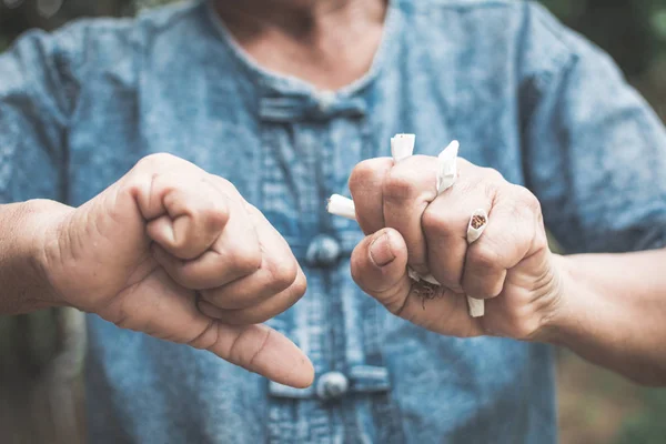 Vecchia Mano Schiacciare Sigarette Smettere Fumare Concetto — Foto Stock