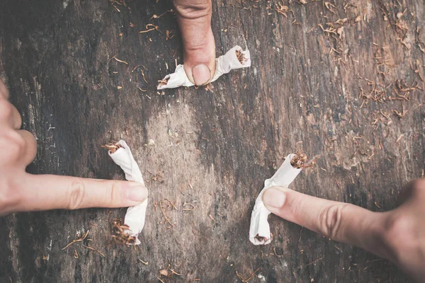 Mänsklig Hand Krossning Cigaretter Sluta Röka Koncept — Stockfoto