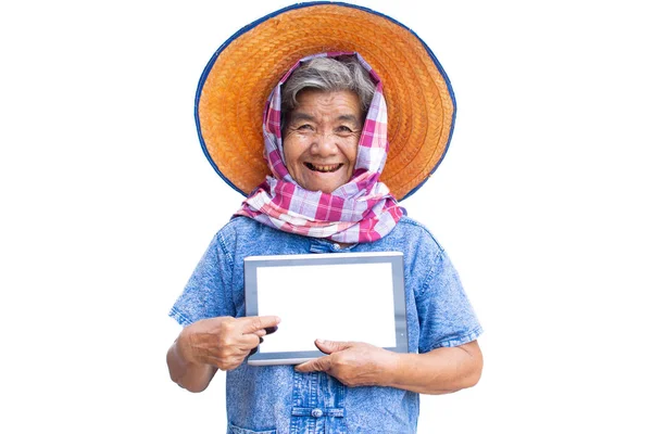 Tablet kullanarak mutlu yaşlı kadın çiftçi ve beyaz bir arka plan üzerinde neşeli