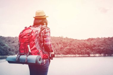 Mutlu Asyalı kadın tatil gezisi konseptinde dinleniyor, seçici ve yumuşak odaklı, yenilikçi tarzında.