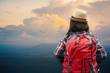 Mutlu Asyalı kadın tatil gezisi konseptinde dinleniyor, seçici ve yumuşak odaklı, yenilikçi tarzında.