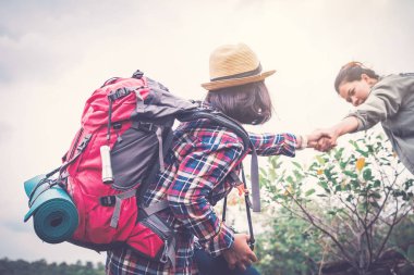 Kadınlar ortak backpacker tatile yardım seyahat kavramı, seçici ve yumuşak odak, hippi tarzı sesi