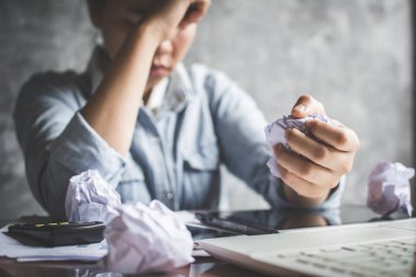 Genç kadın anksiyete onun iş ve iş ofis hakkında.