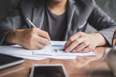 Ofiste çalışan iş adamı