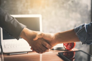 İş adamları ofiste seçici odak ve mavi arka plan elini