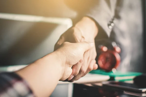 Gente Negocios Dan Mano Oficina Selectivo Enfoque Fondo Azul —  Fotos de Stock